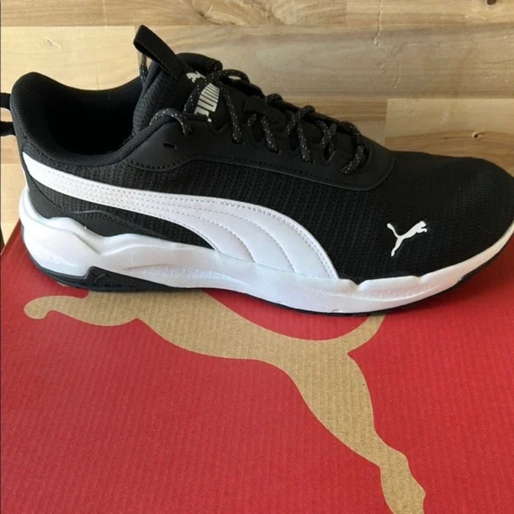 Puma Men's Black and White Sneakers size 9.5